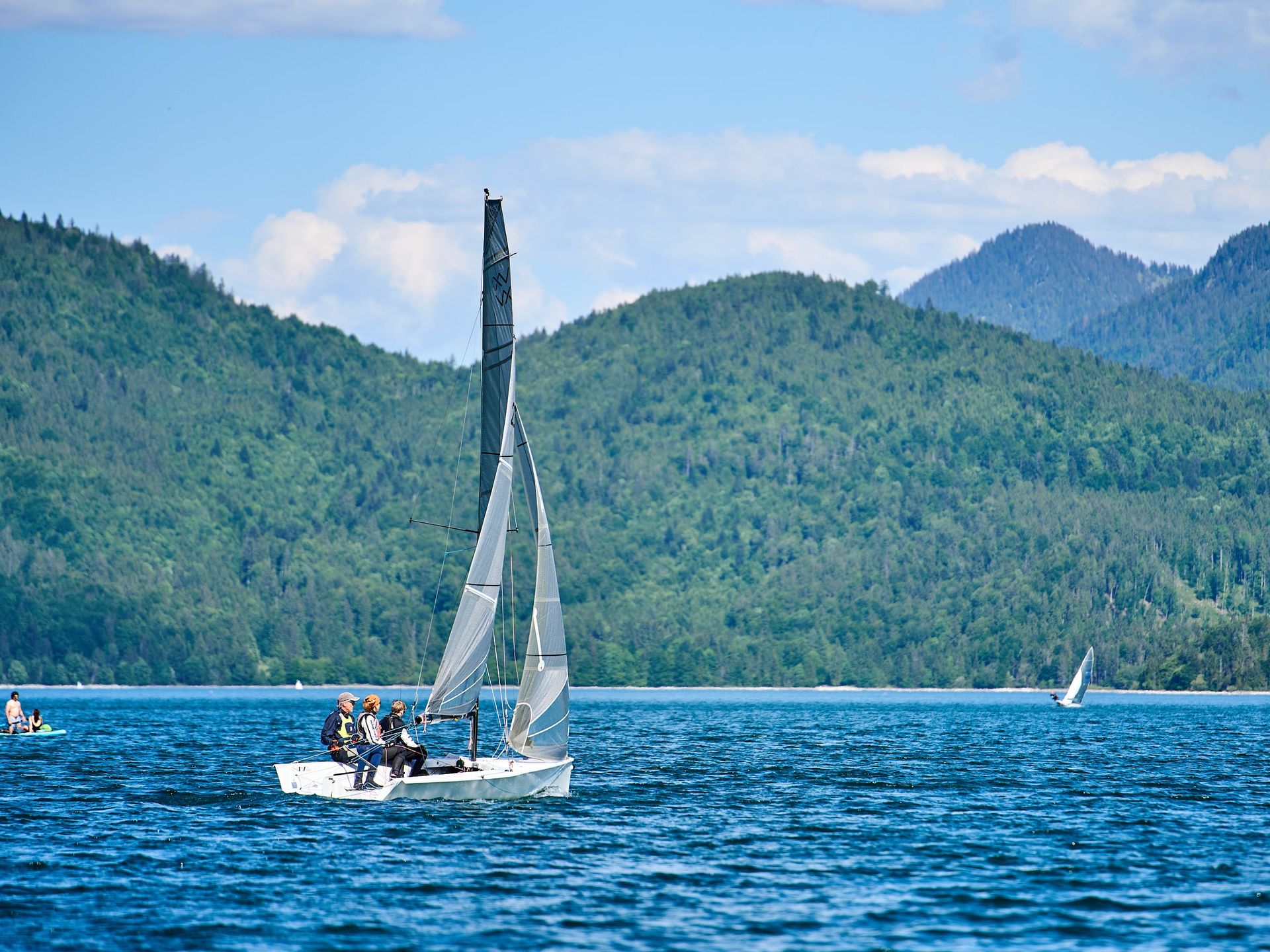 Segelboot auf dem Walchensee vor Bergpanorama